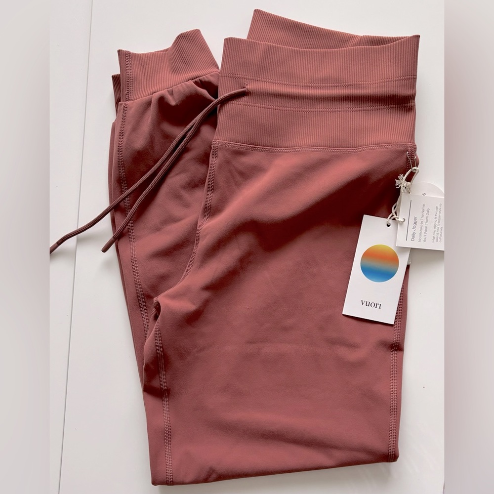 vuori daily jogger / size: medium / color: rosewood